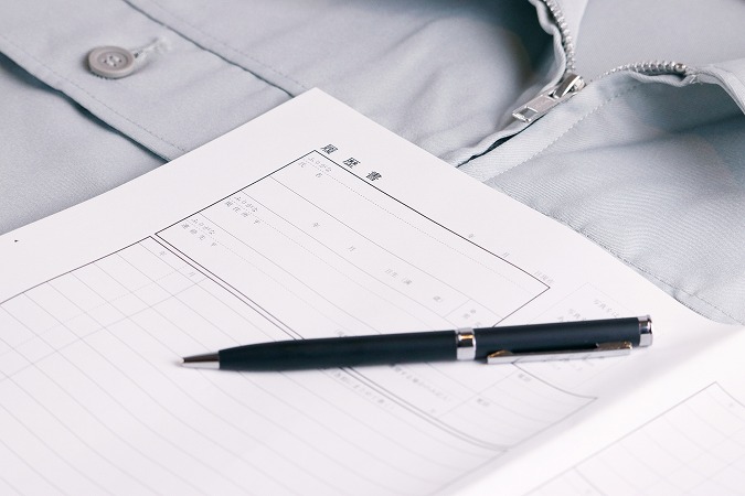 履歴書とボールペンと作業服